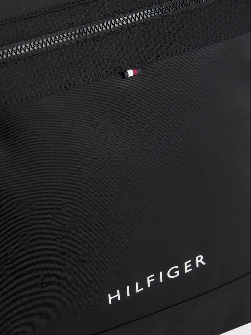 Bolso-tote-con-logo-y-correa-cruzada-ajustable