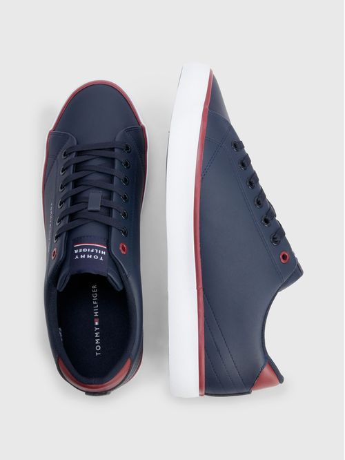 Tenis con cordones y logo