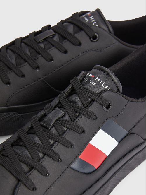 ZAPATILLAS CUERO CON DETALLES DISTINTIVOS