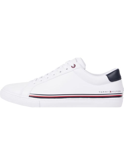 Tenis con rayas de colores distintivos