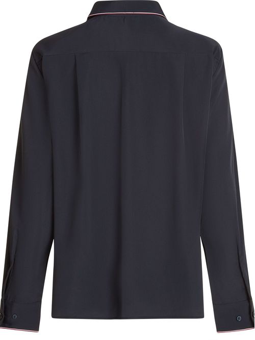 Camisa con colores distintivos en el cuello