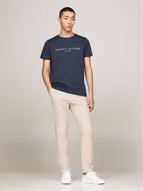 Camiseta con logo bordado