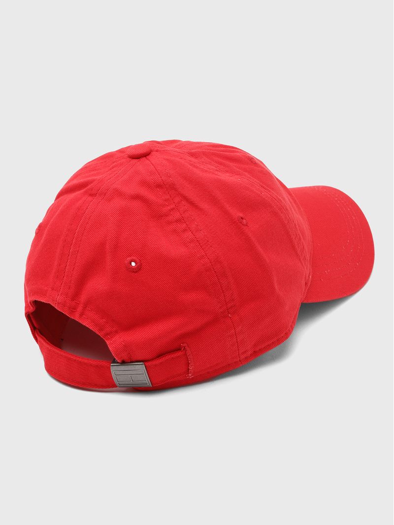Gorra-con-logo-bordado