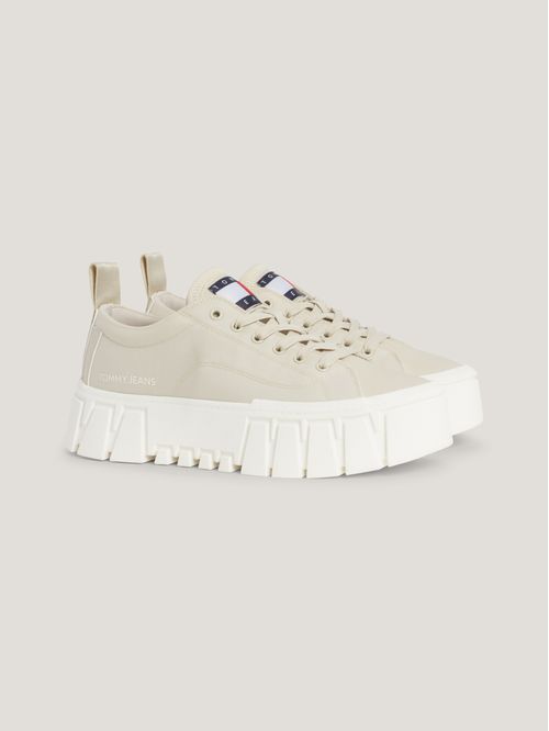 Tenis con suela gruesa dentada