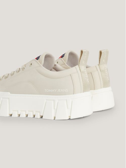 Tenis con suela gruesa dentada