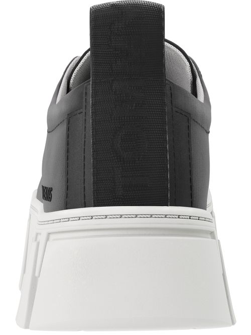 Tenis con suela gruesa dentada