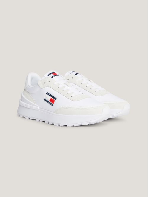 Tenis estilo running con suela dentada