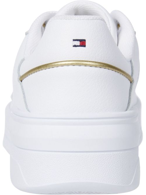 Tenis con logo esmaltado