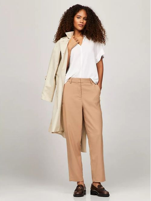 Blusa con un botón dorado en la manga