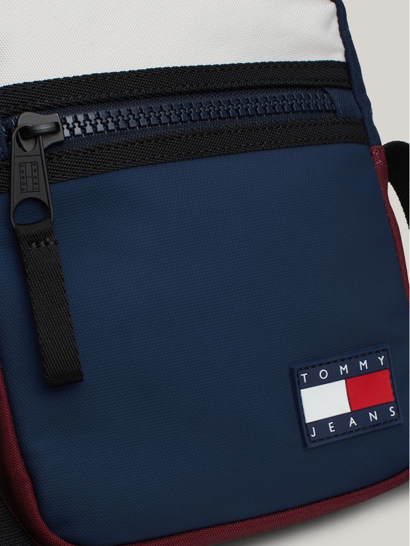 Bolso-reporter-color-block-con-logo-engomado