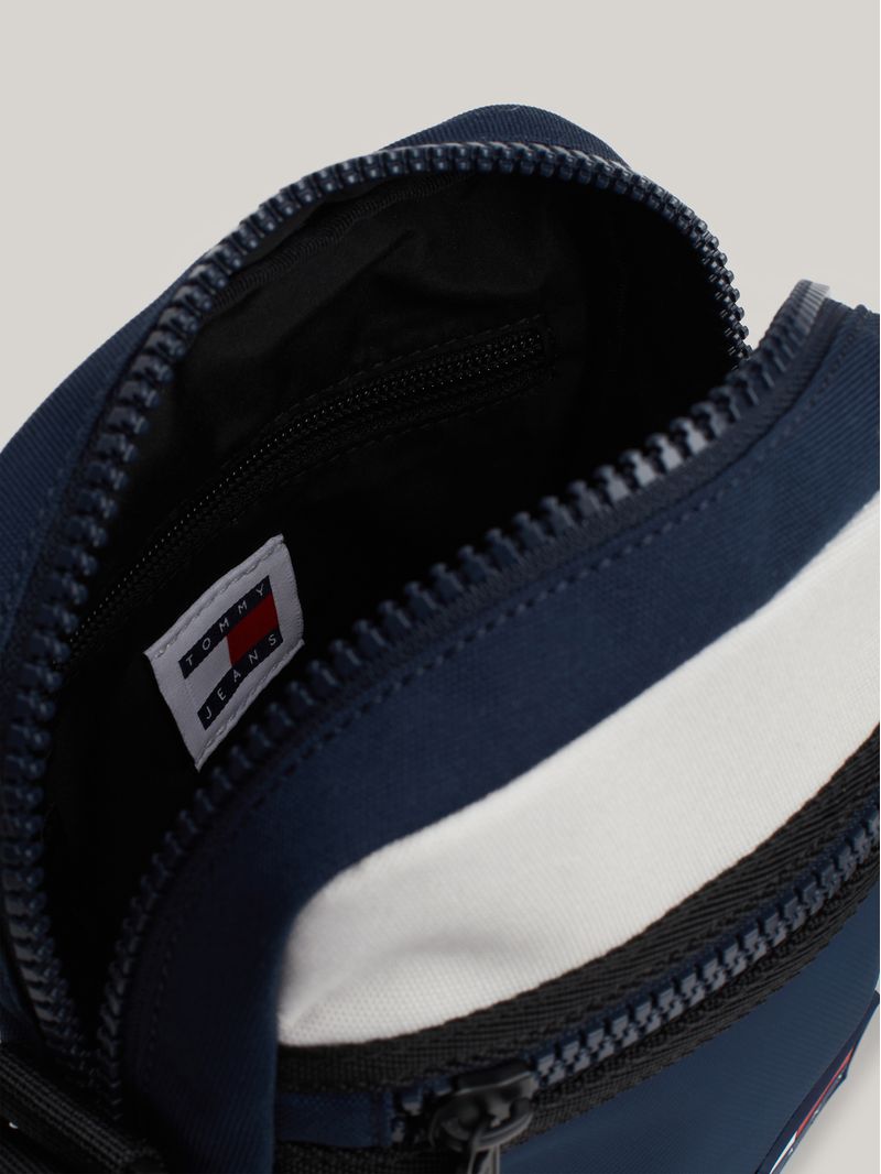 Bolso-reporter-color-block-con-logo-engomado