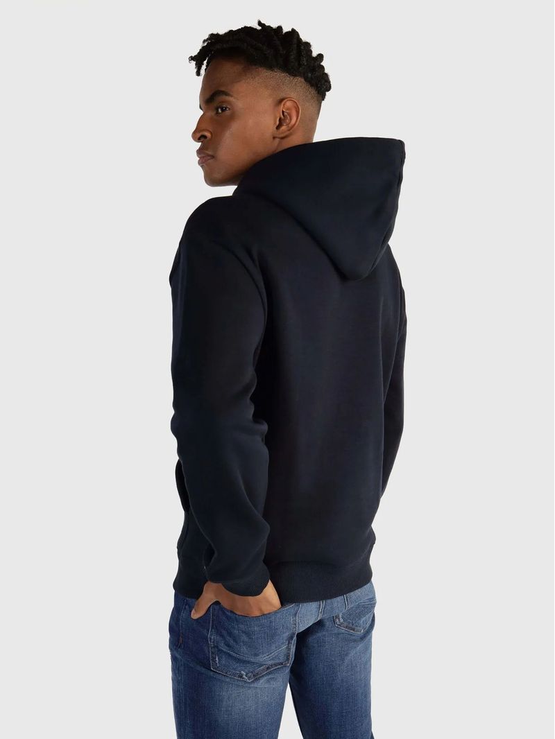 Sudadera-con-logo-y-colores-distintivos-