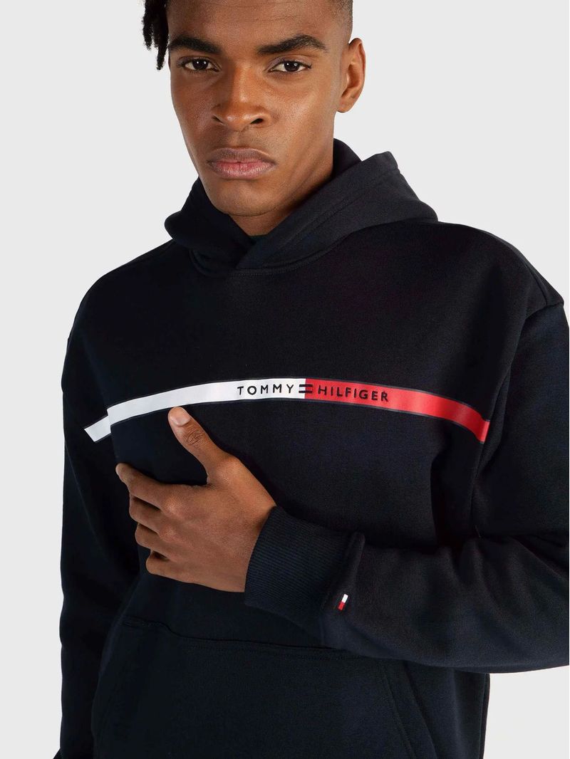 Sudadera-con-logo-y-colores-distintivos-