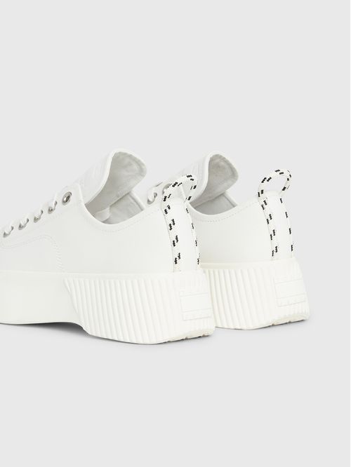 Tenis de cuero con plataforma