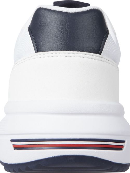 Tenis robustas con mezcla de texturas