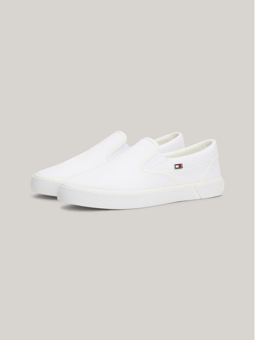 Tenis sin cordones con logo esmaltado